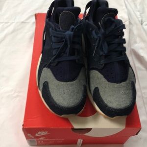 Women’s Denim Nike Air Huarache run se sz 11